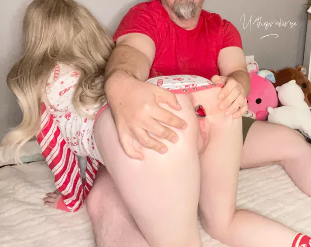 F26M41 My daddy loves showing off my princess plug & tight pussy.  by thebrookerose