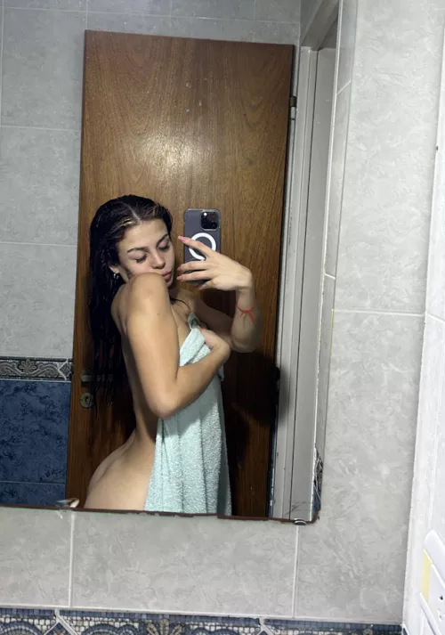 Fresh out the shower, need a tongue between my ass rn by Miasoloraxoxo