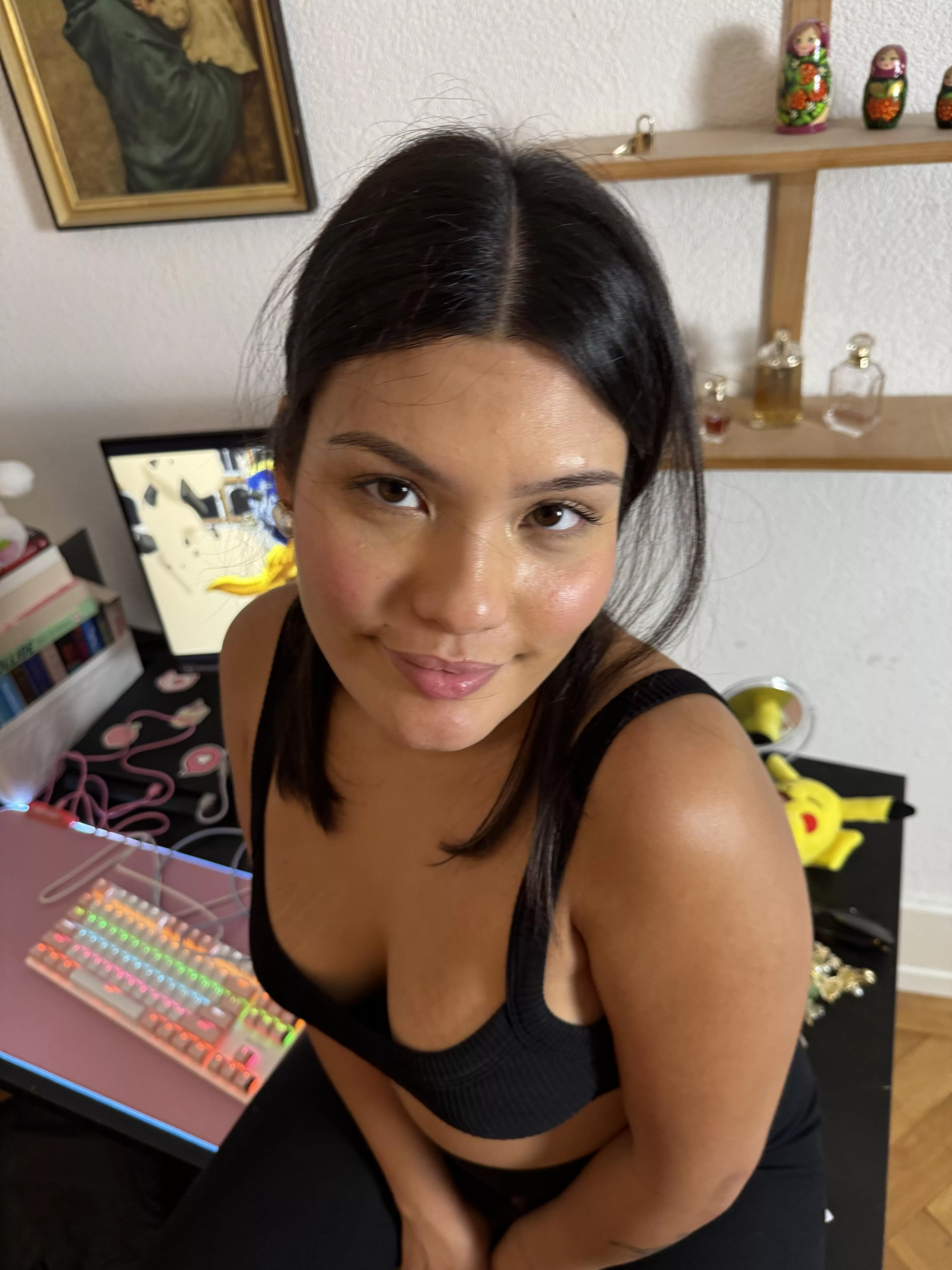 lara @laraleebby posted by queeniehun