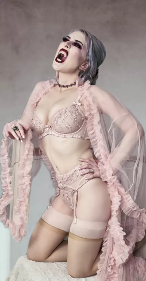 Vampires wear pink, too! (Self) by DuchessJoocifer