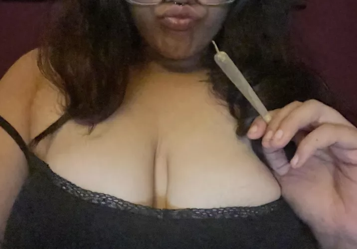 [19f] can we be smoke buddies, daddy?  by petaldust_