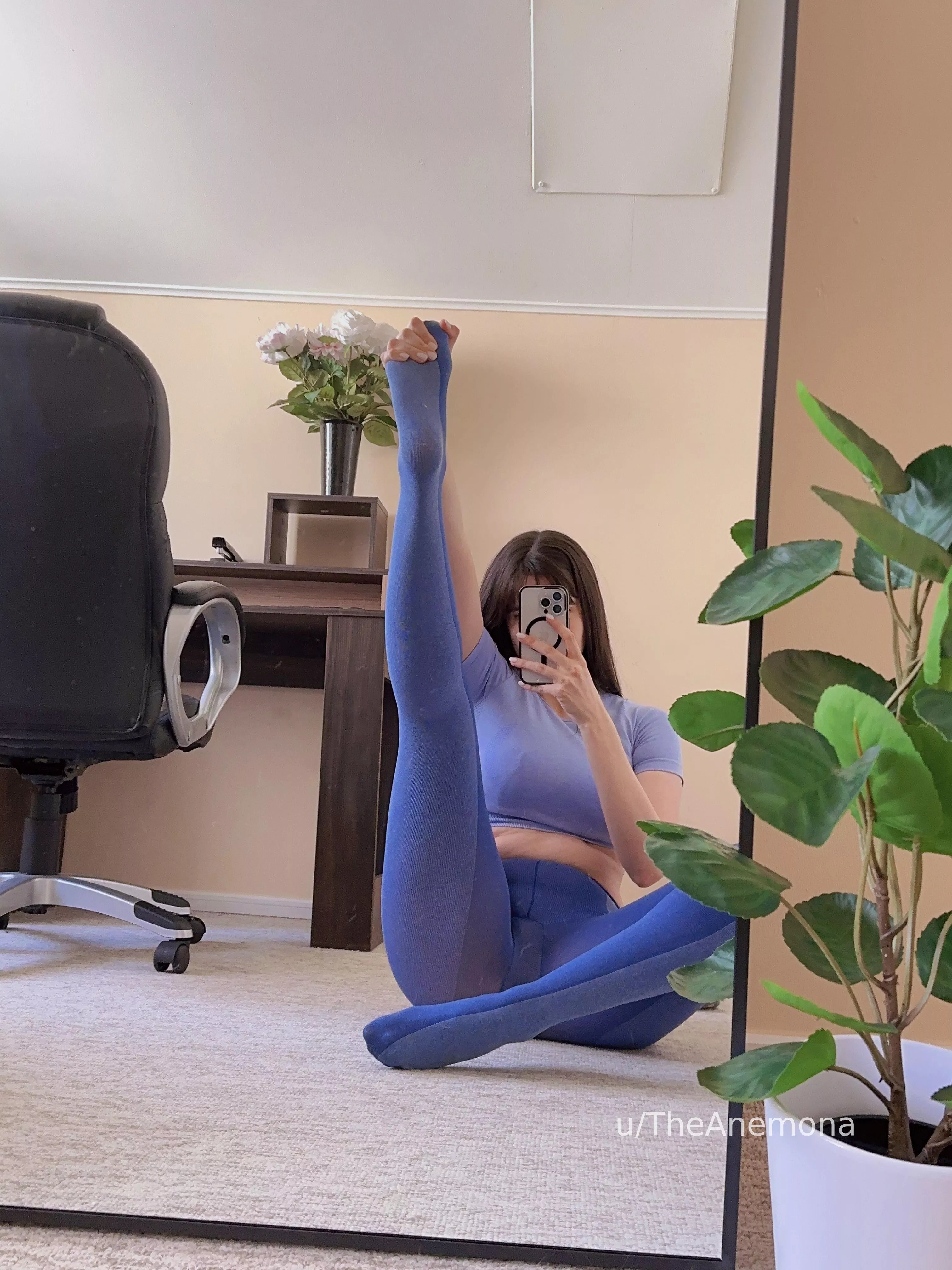 An unconventional color that brightens up my legs 💙 posted by TheAnemona