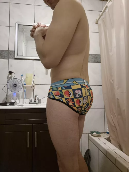 Anyone here likes tops with big ass?? Mexican top Gaymer gymrat geek here (38) by RevilZJob