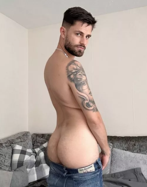 Been working on my squats......my ass has never felt this big 😉 by HOTUKDILF