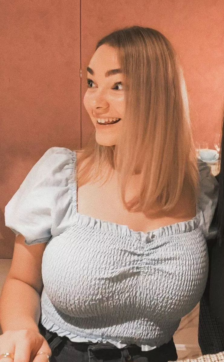 Blonde Cutie posted by AlternativeAd1293