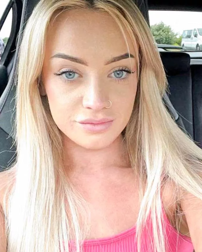 Chic with a side of sassy posted by Scarletteee1