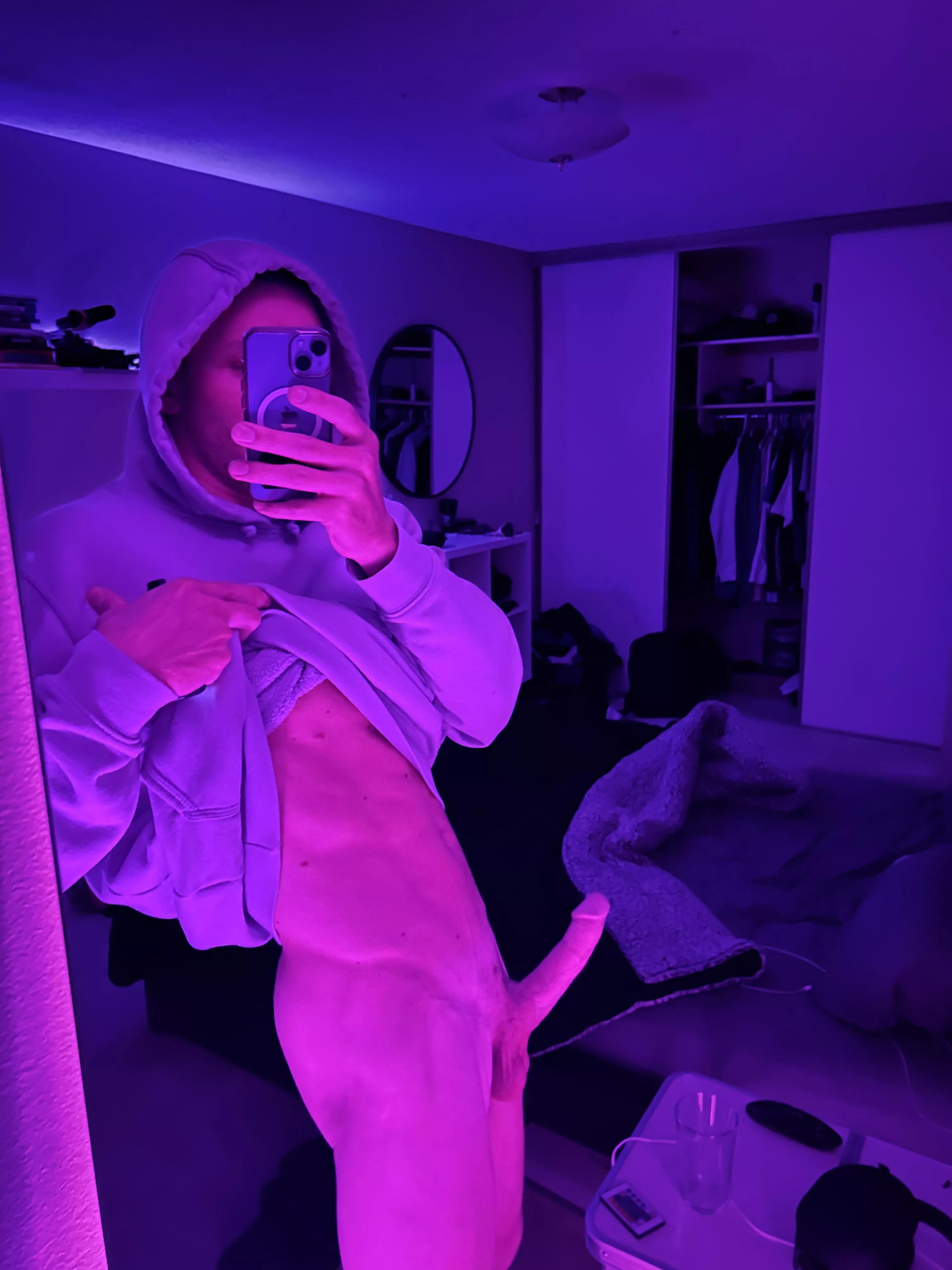 My penis is pointing you toward the bed 🛌  posted by xQt-