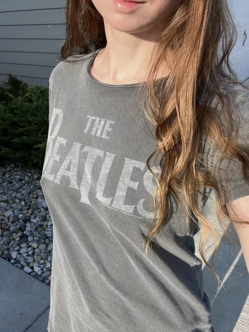 No bra in the morning sun by Elenore_Hoesevelt