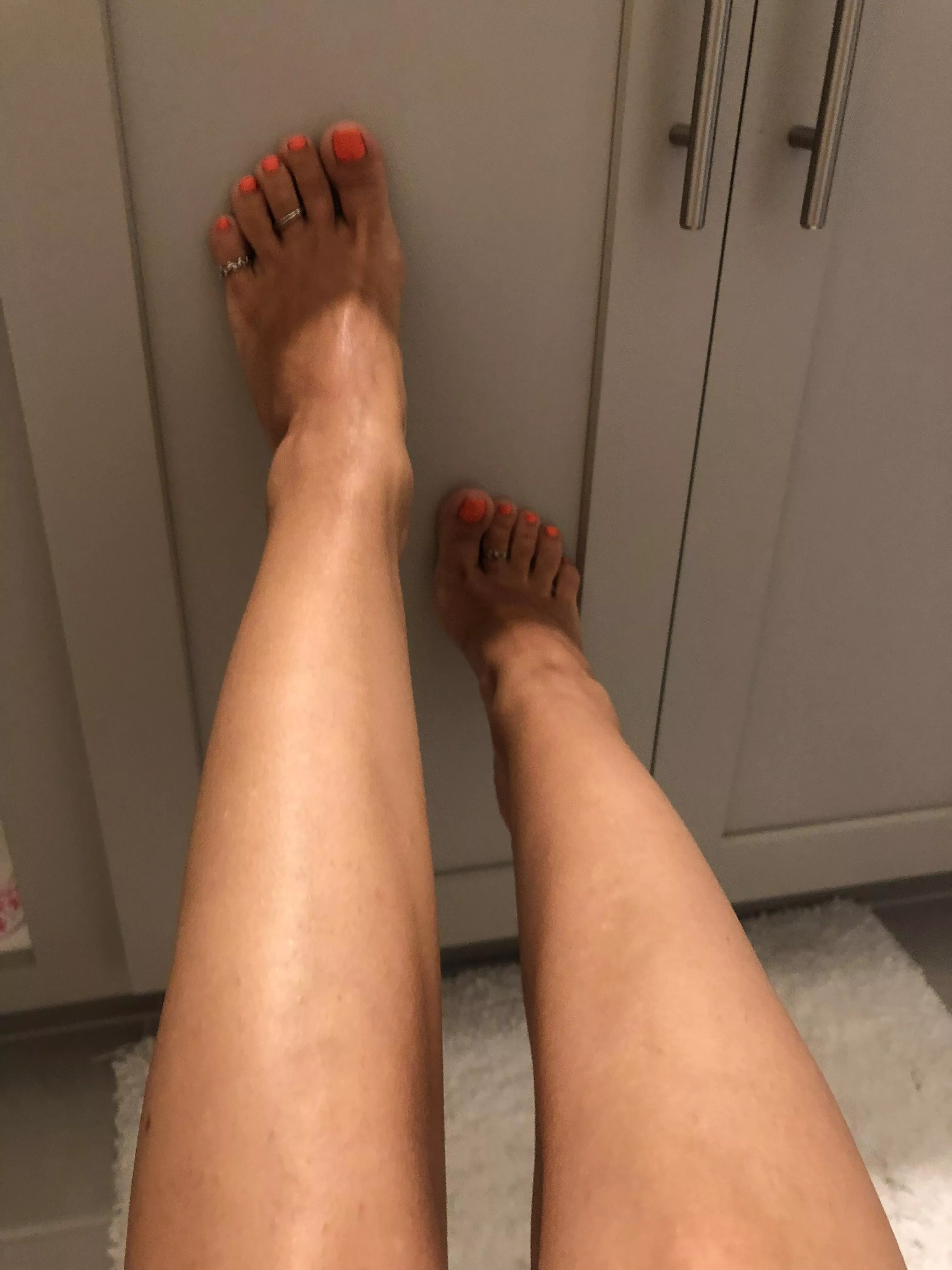 Still in the summer edition, with orange polish on my nails and of course my feet posted by albastoes