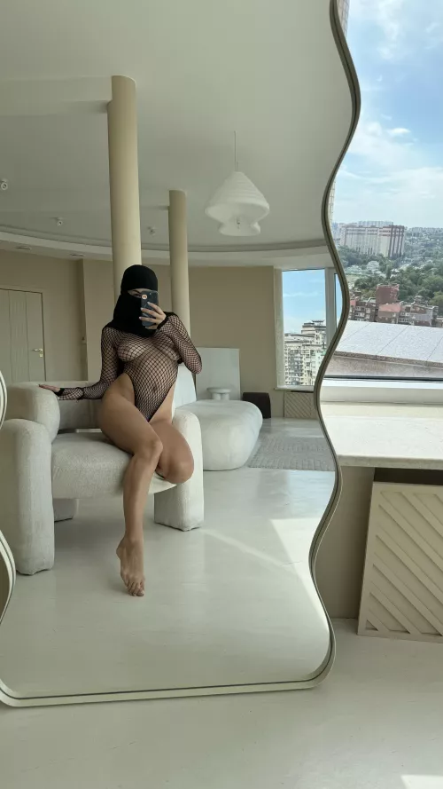 A beautiful girl in a beautiful mirror by possiblySink89