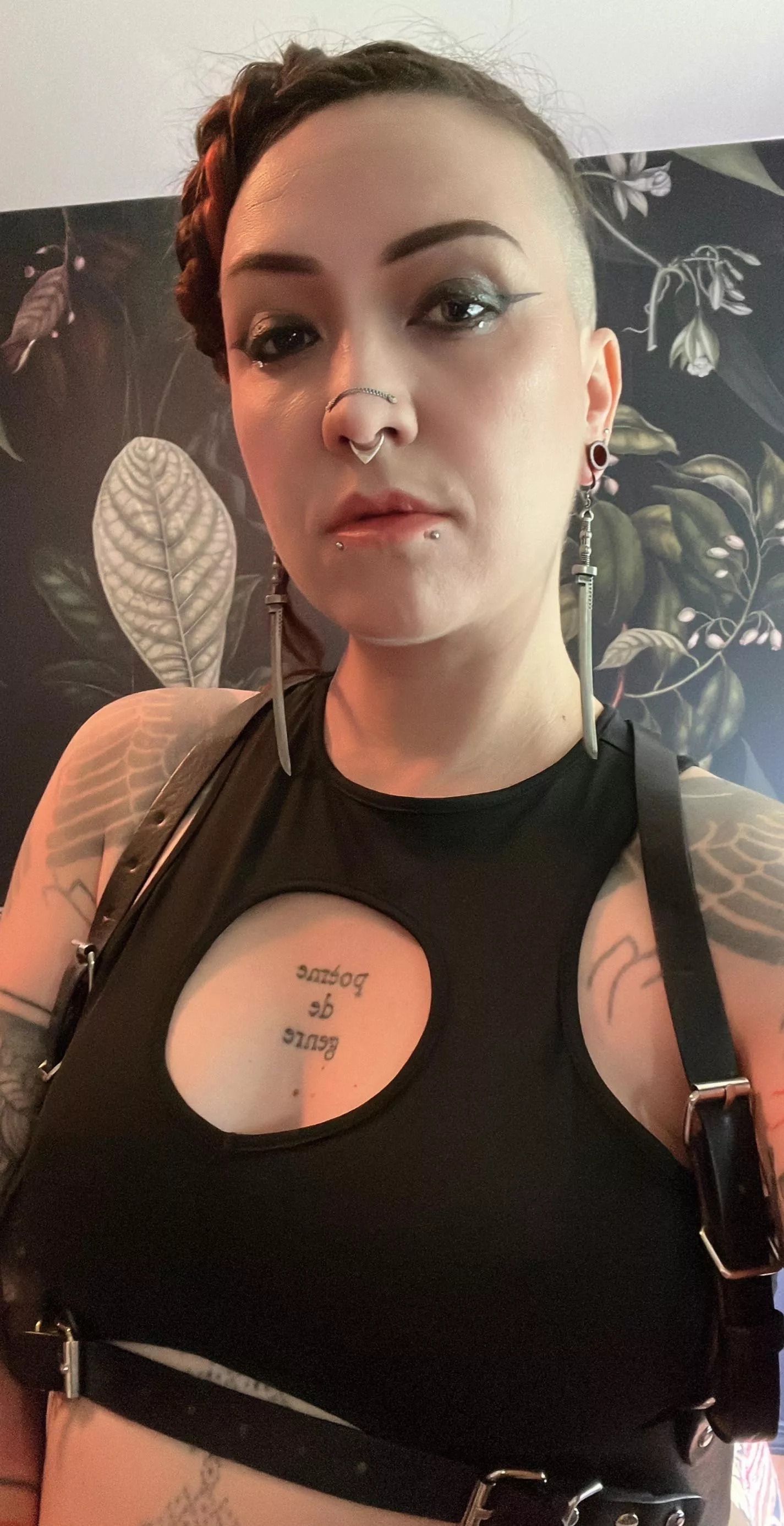 another type of cleavage [NB] posted by UrsinaeVespera