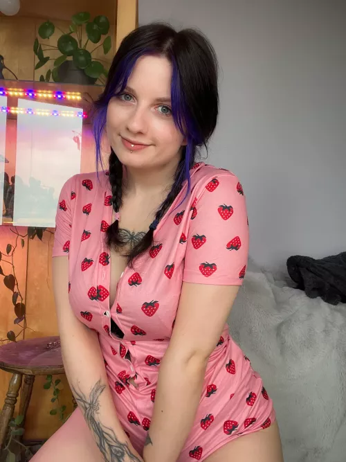 [f]eeling so cute with the strawberries by Littlest_Fern