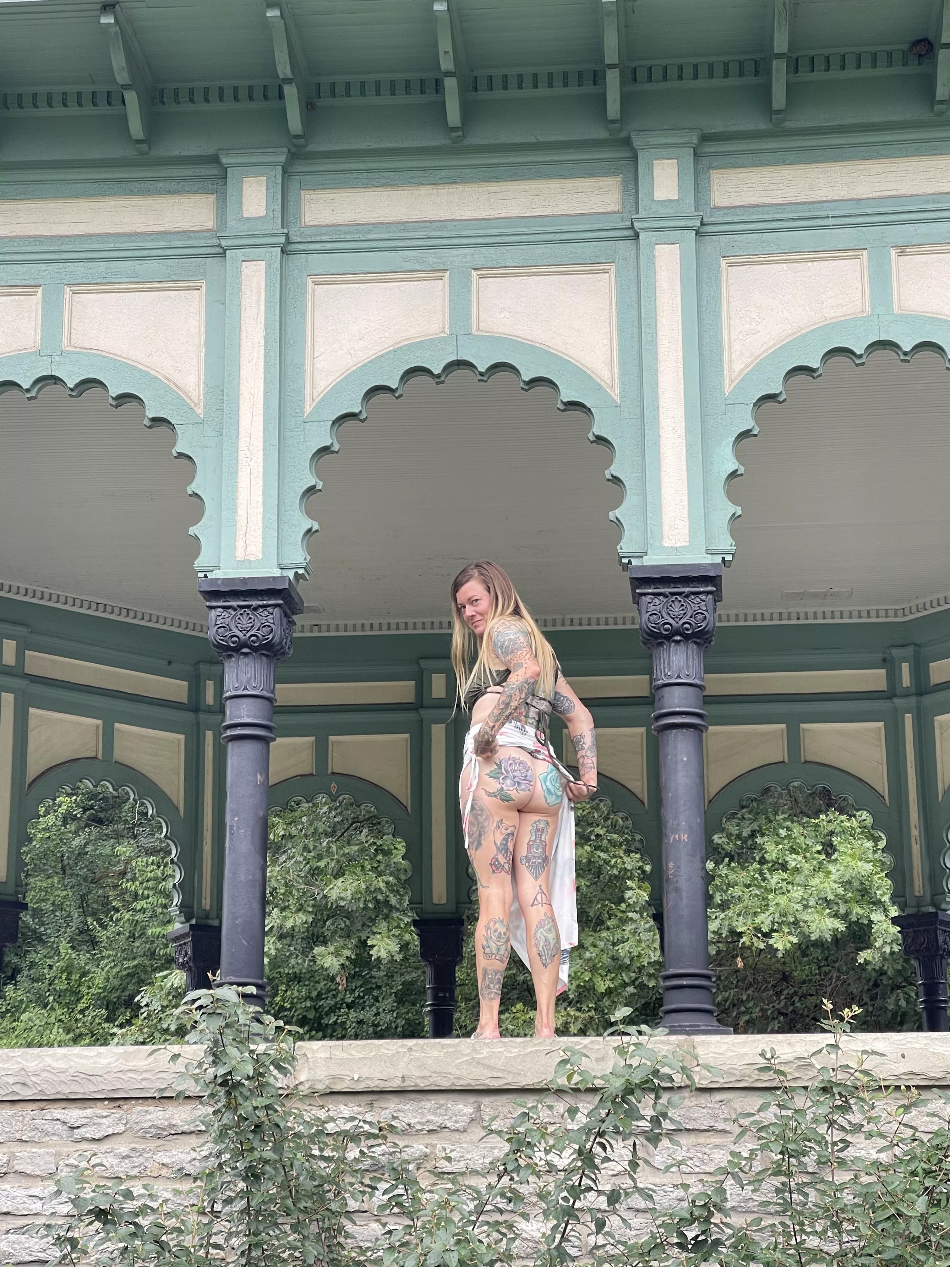 I can't help but let the booty out posted by nakieplantlady