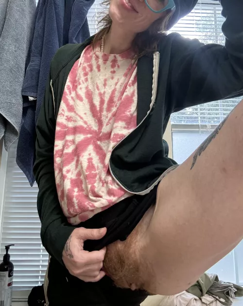 pussy peek 🤭 by redhotpearlx