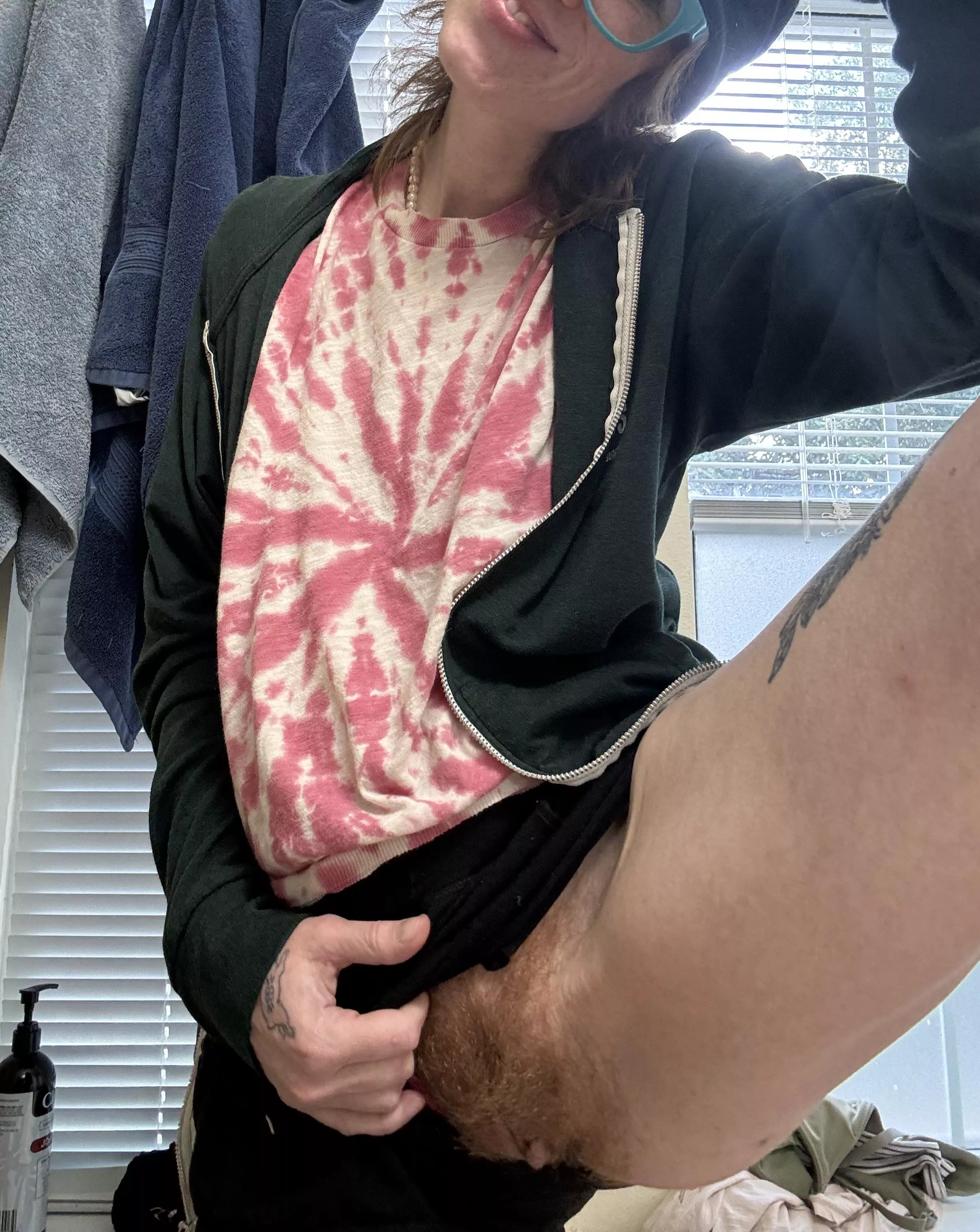 pussy peek 🤭 posted by redhotpearlx