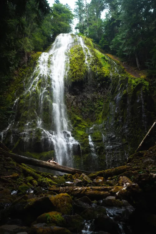 Such an amazing waterfall by PacificPleasurex