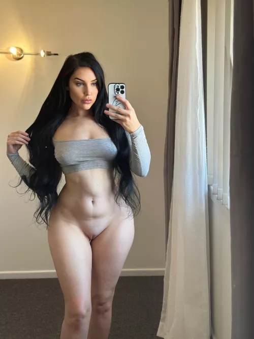 What’s the first thing you noticed about me :) by Charlotterose65_