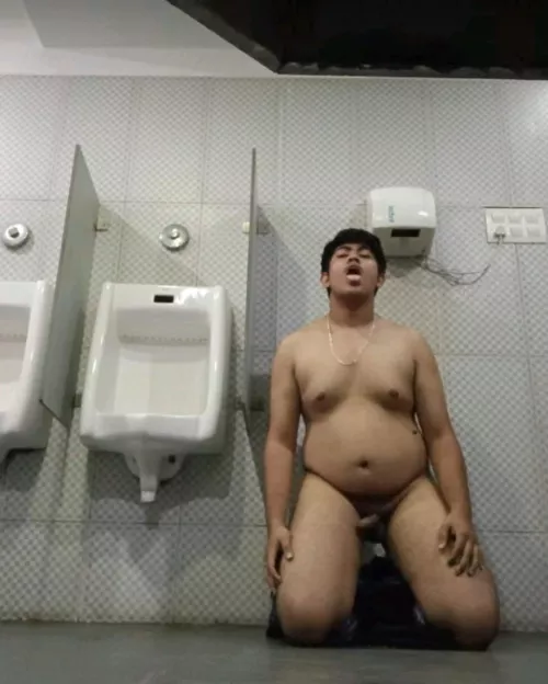 Freeuse urinal by ramesh_boi1