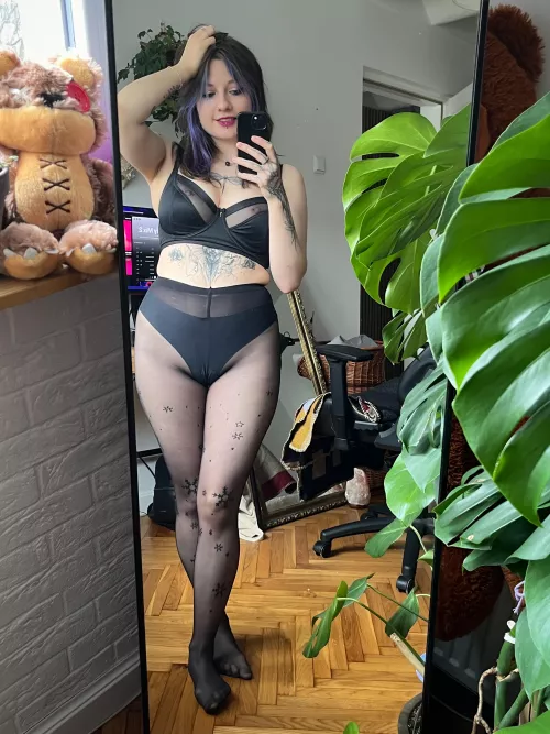 getting ready [f] by Littlest_Fern