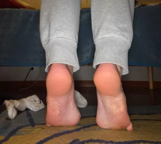 On tiptoes!  by fyllimo