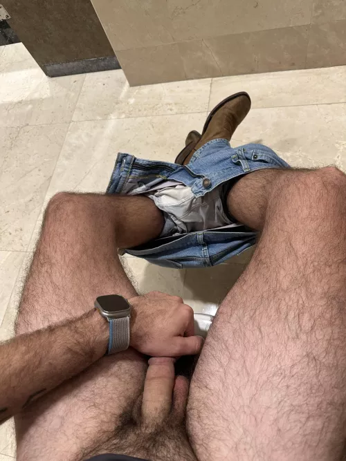 Quick bathroom break by 27mUSAguy