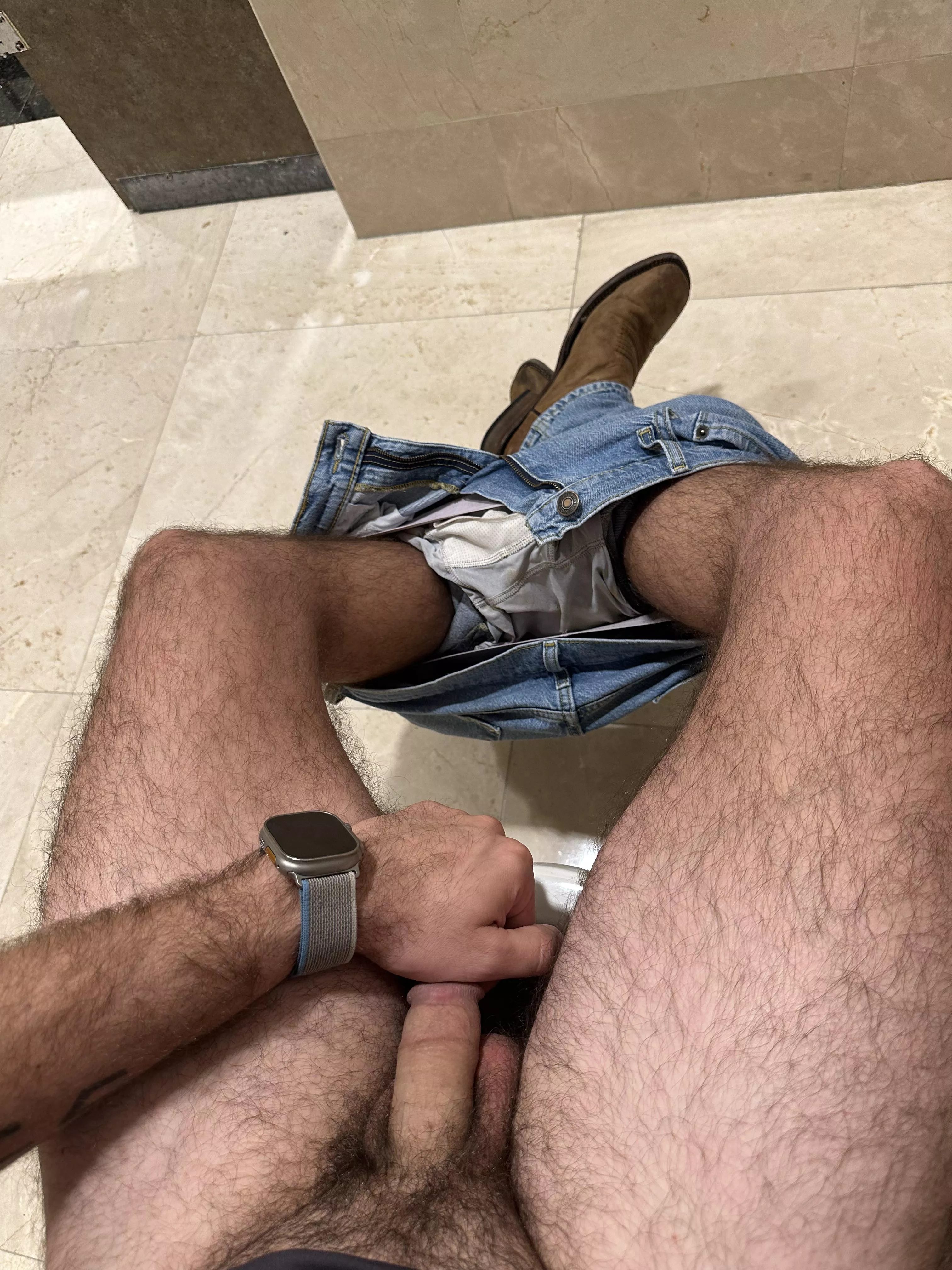 Quick bathroom break posted by 27mUSAguy