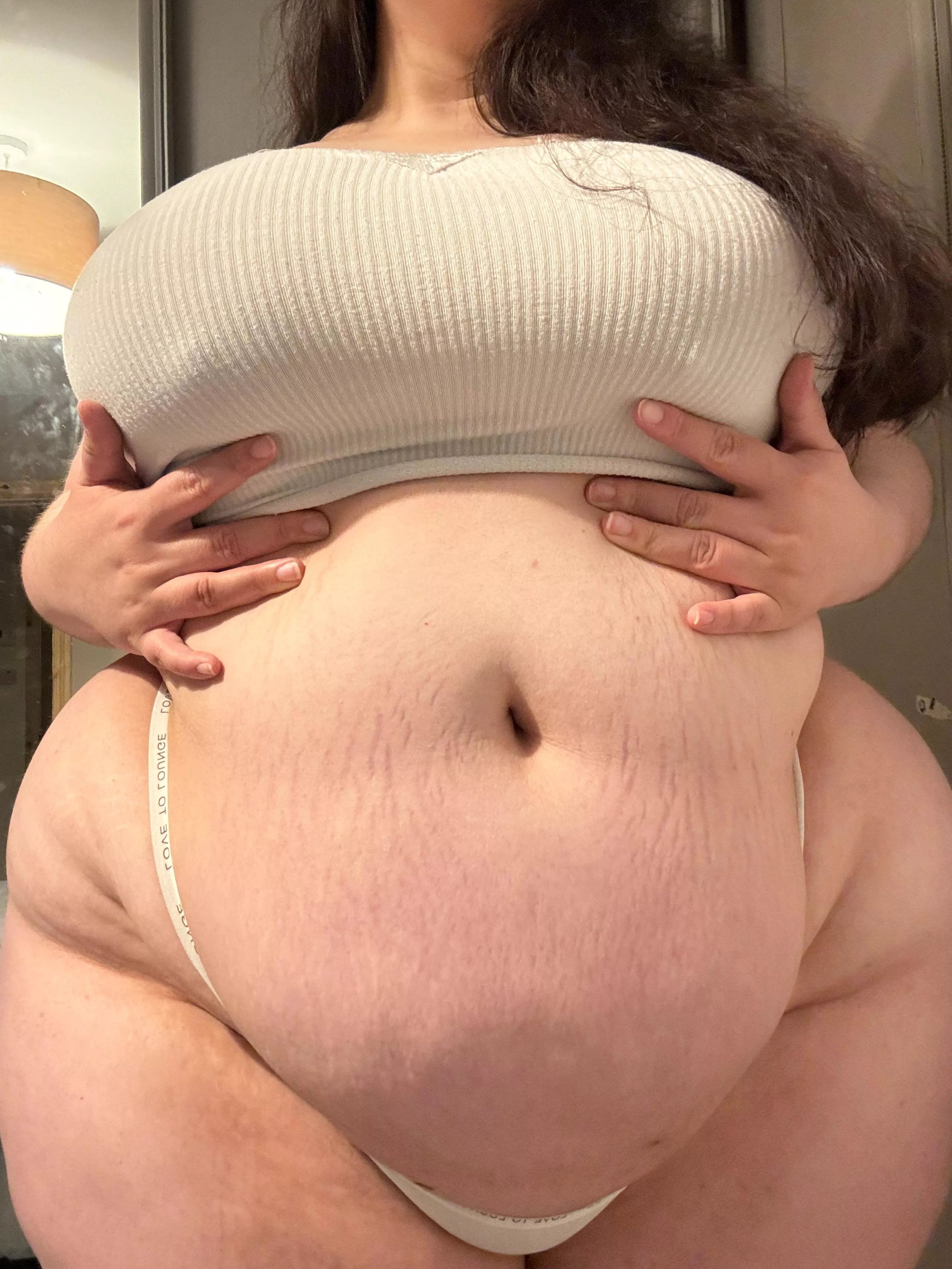 really wanna find cuter clothes to show off 🥹 posted by xehilia