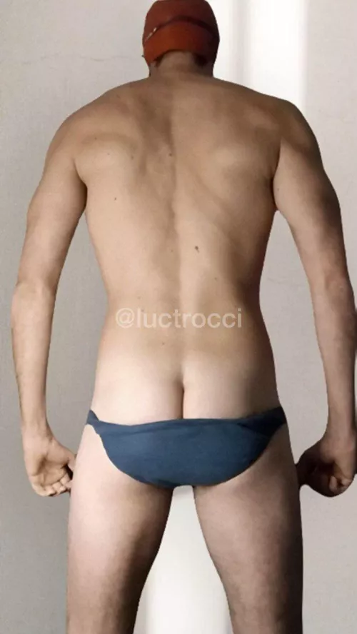 To swim in briefs!🏊💦 by lutrocci