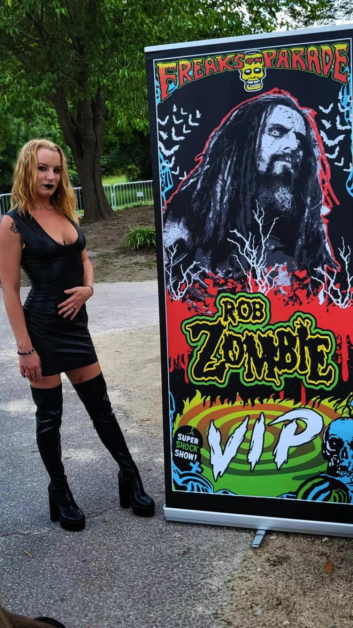 Am I still sexy in my concert attire?? posted by devilsfinestrejectt