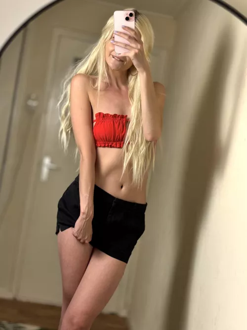 Feeling cheeky  by LanaPeaches__