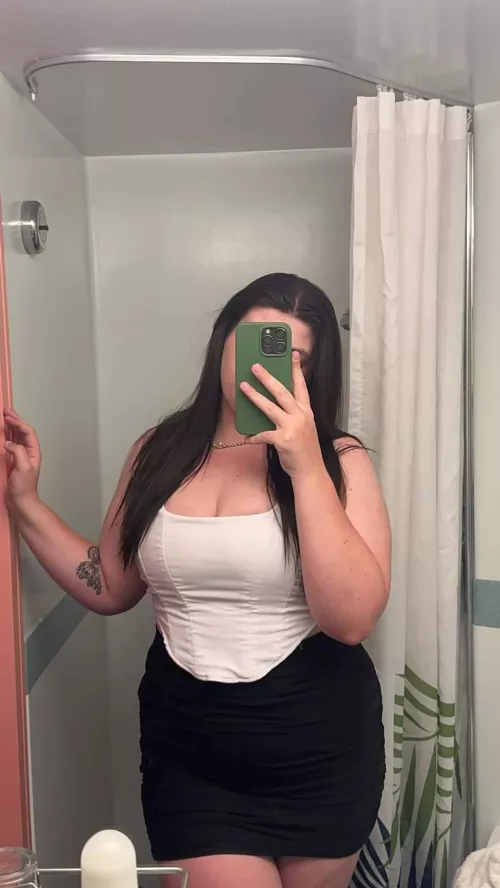 Getting married in a few days kinda want a gangbang on my wedding day don't want my future husband to know tho 😋 by Chloechinn