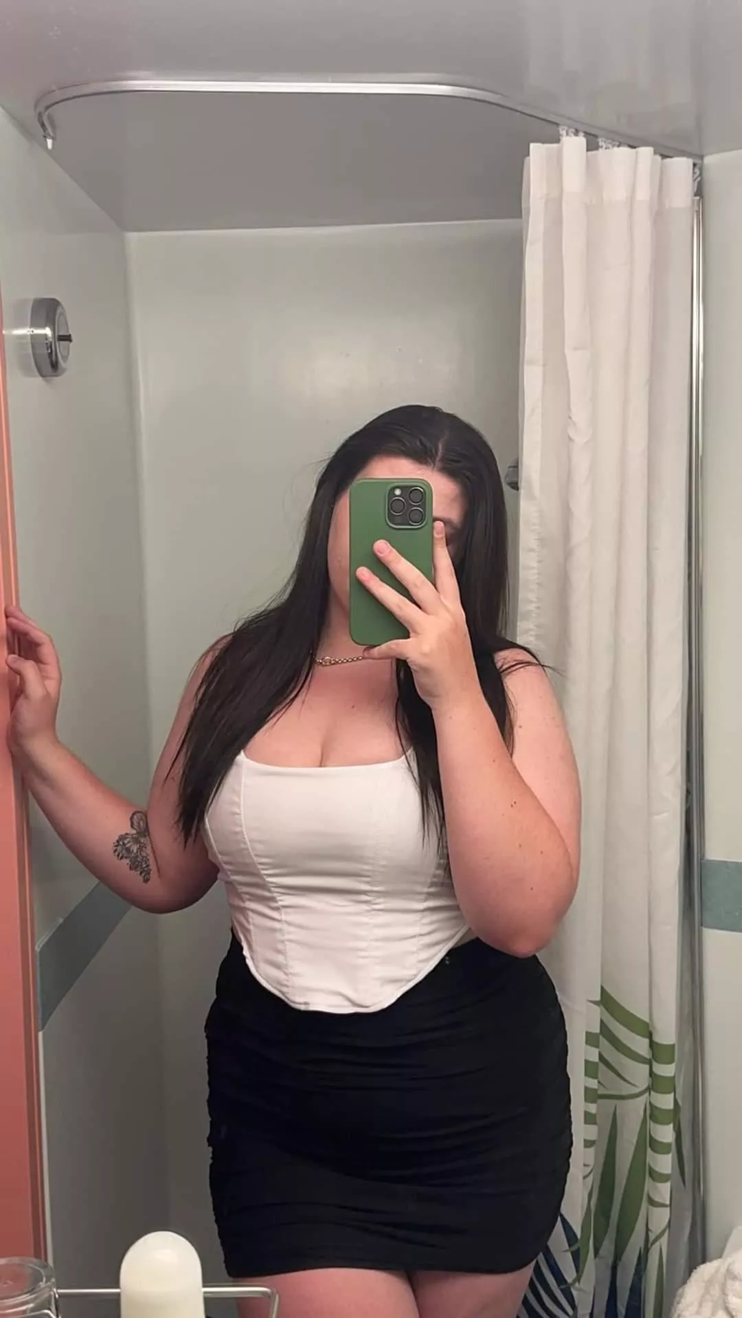 Getting married in a few days kinda want a gangbang on my wedding day don't want my future husband to know tho 😋 posted by Chloechinn