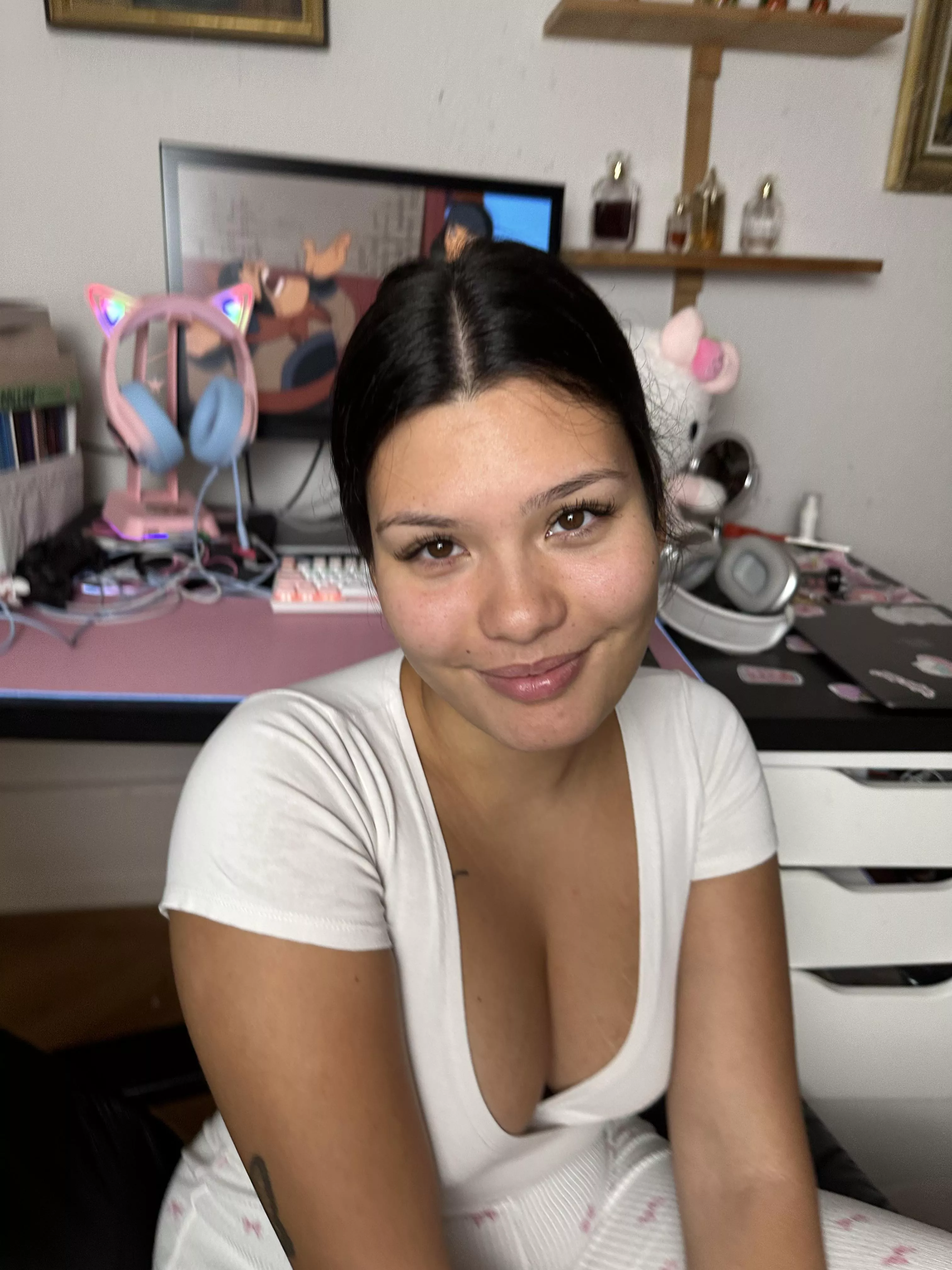 lara @laraleebby posted by queeniehun