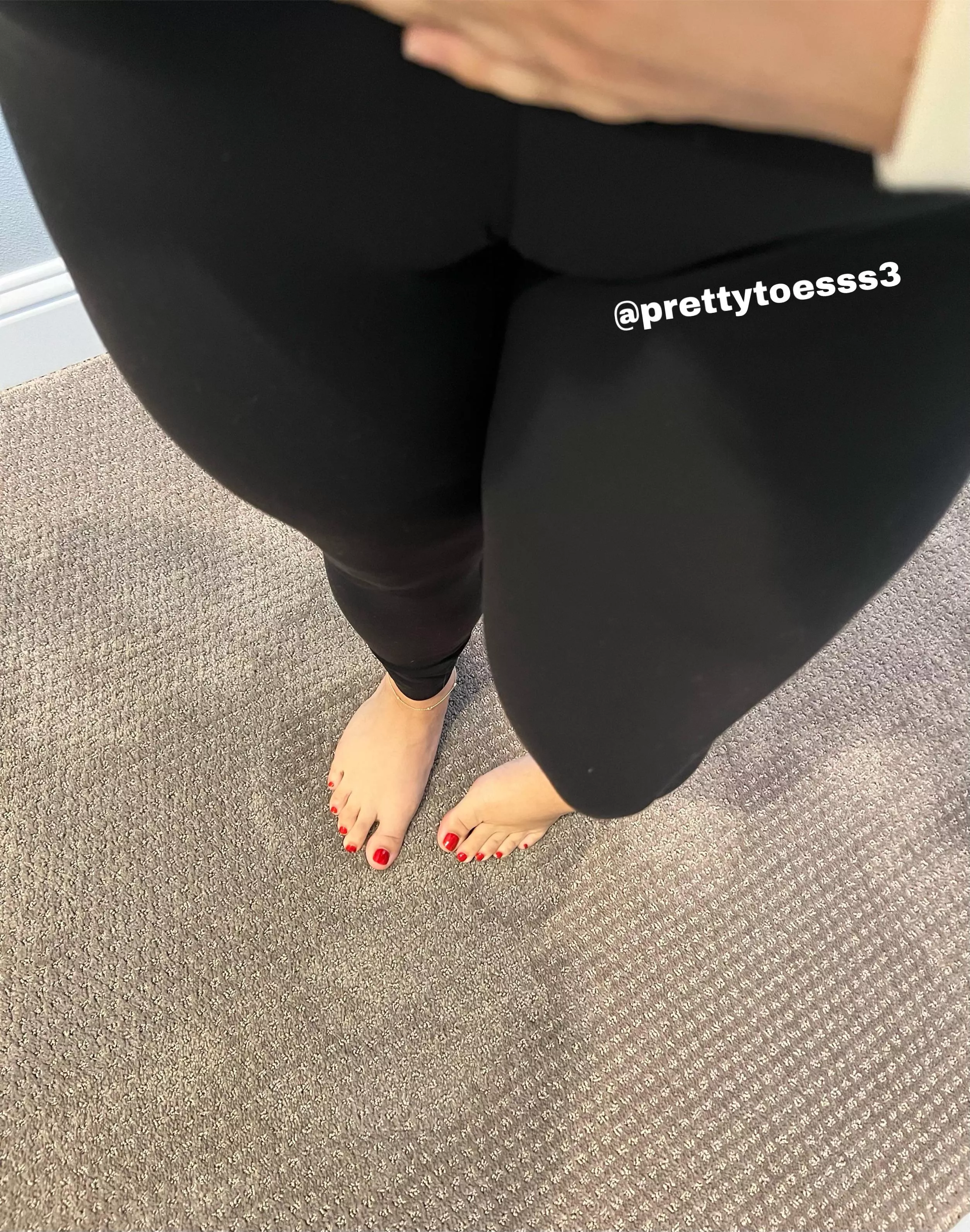 These leggings give me the best cameltoe 😛 posted by prettytoesss3