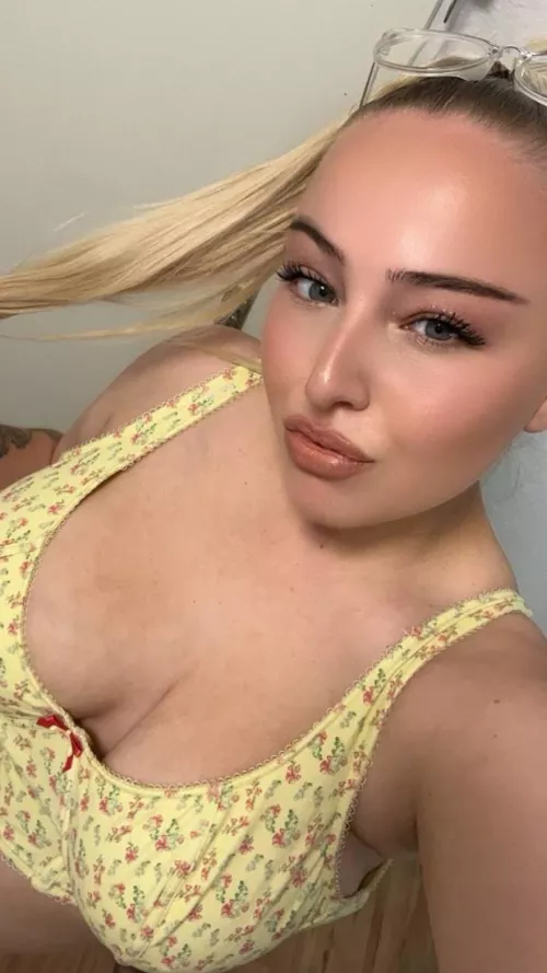 Dresses, lipstick, and confidence are all a girl needs [F19] by Cute_Fluffyx