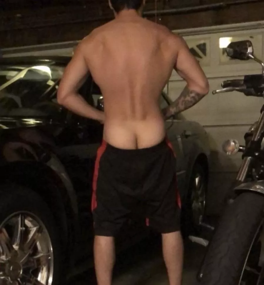 Need to tan my cheeks in someone’s sunny yard 🥰🤭 posted by TheeGuyDerek