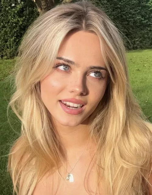 Sara Crumbleleg by Ken789gh