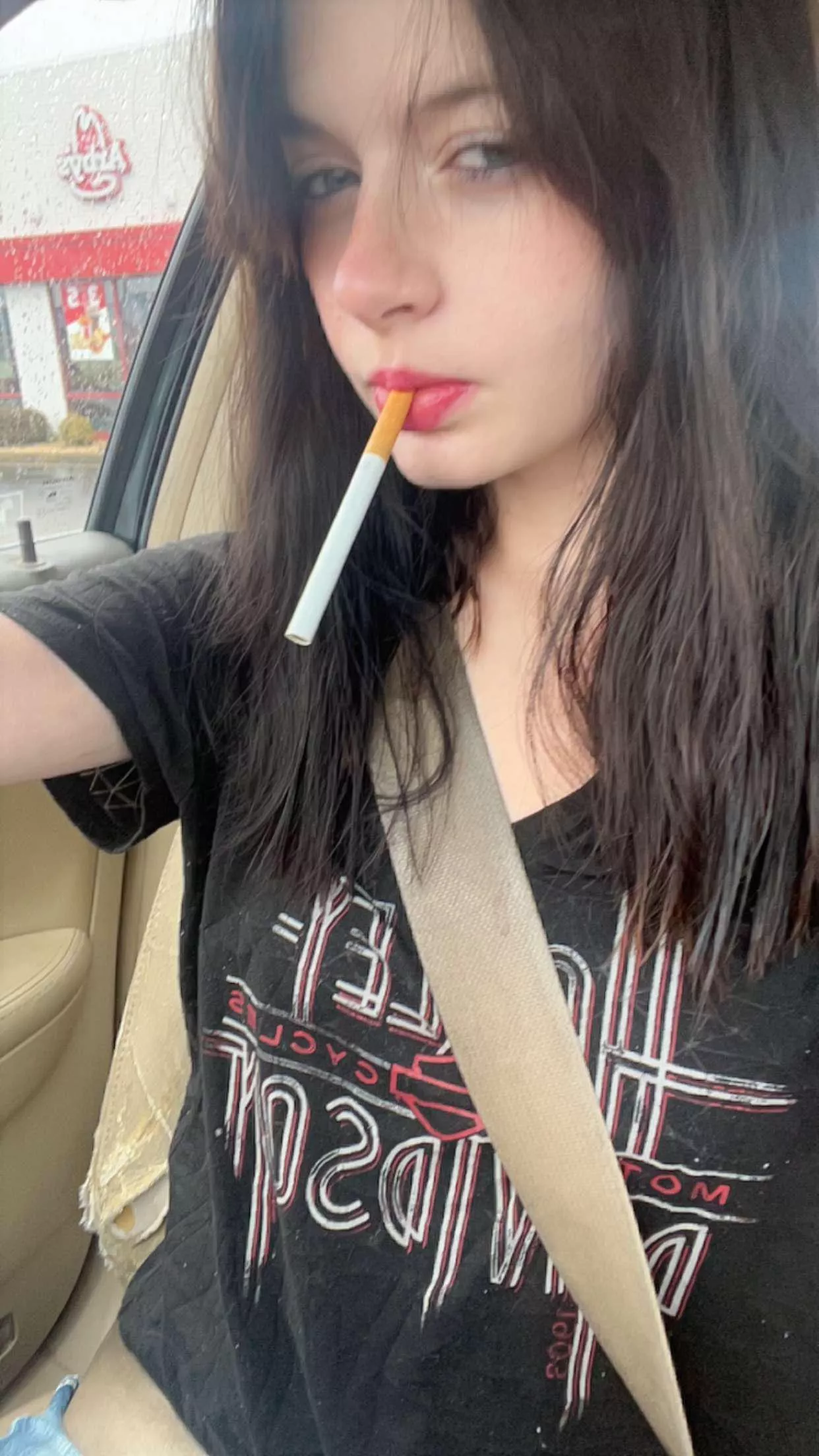 Smoking queen  posted by Main-Perception3617