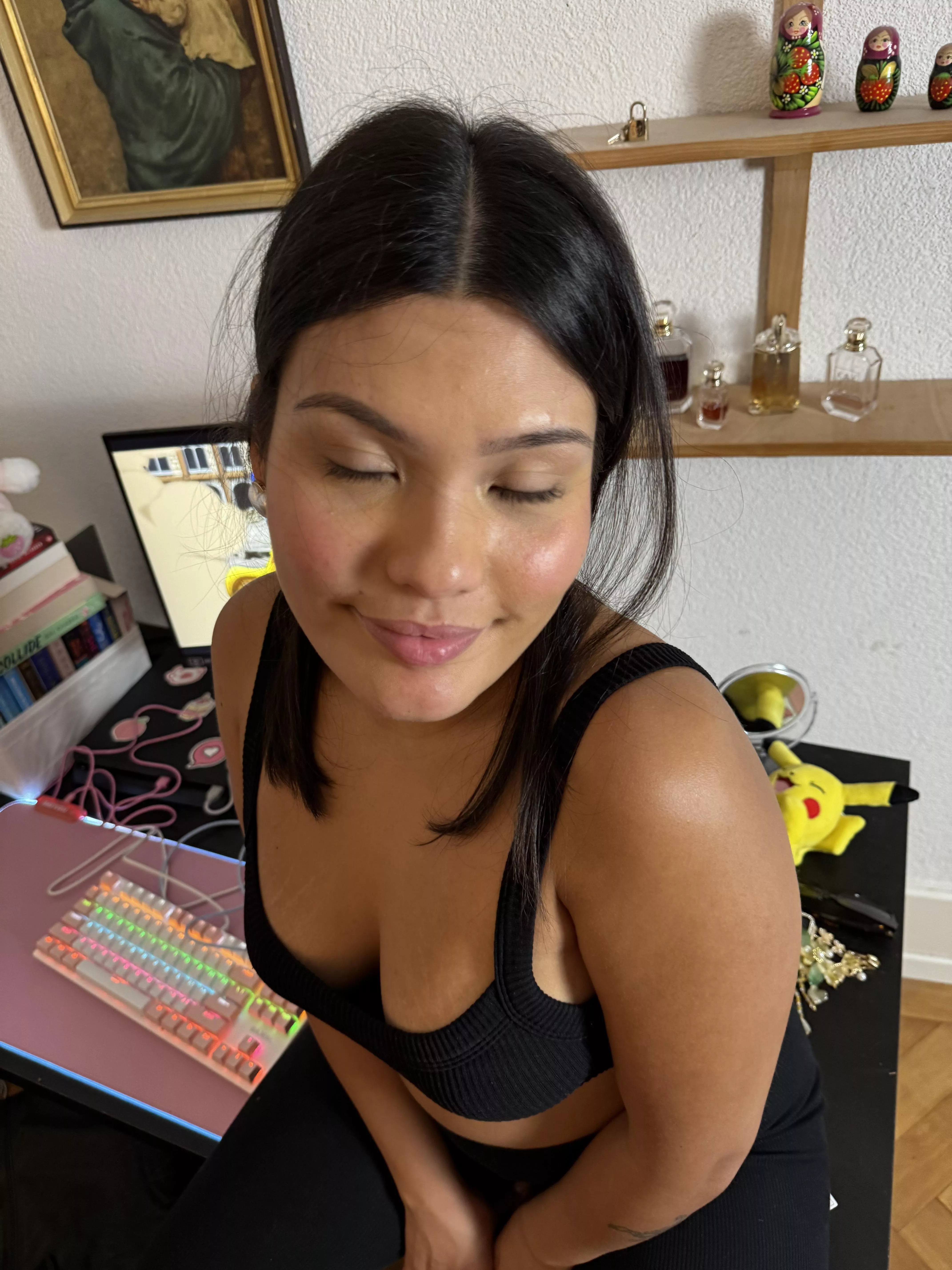 would u let me chill in ur home in a sports bra posted by queeniehun