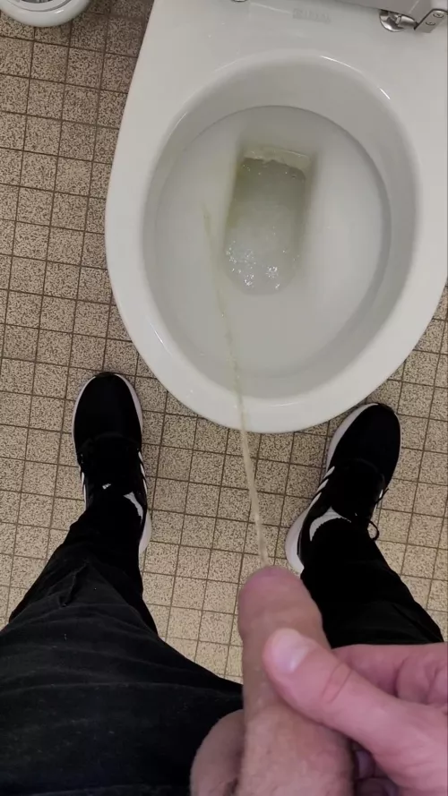 Pissing at work 💦 by gaydude_DE