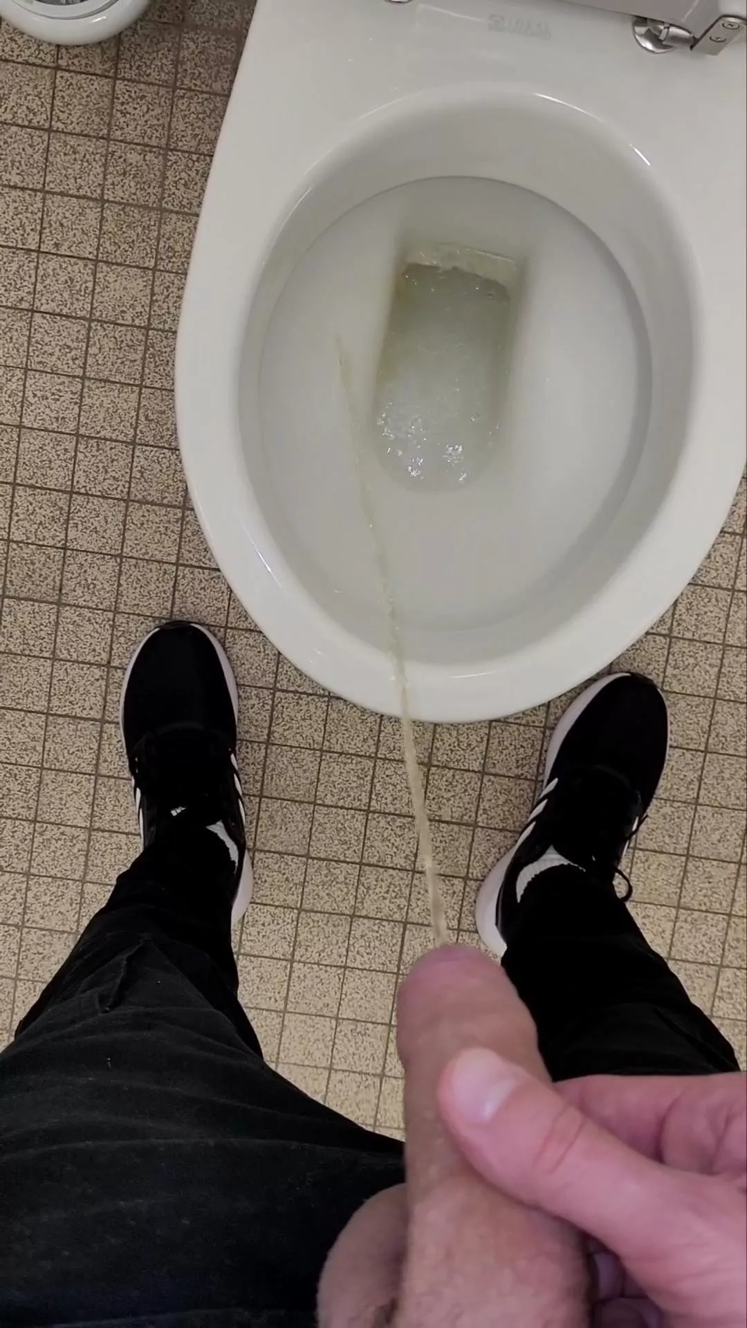 Pissing at work 💦 posted by gaydude_DE