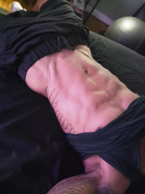 Run your tongue over my abs by shortking_fit