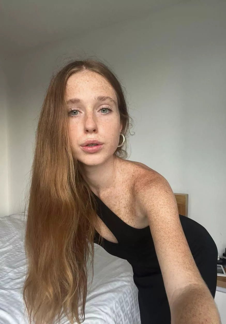 Tight dress, cute face :) posted by HelmetCouple