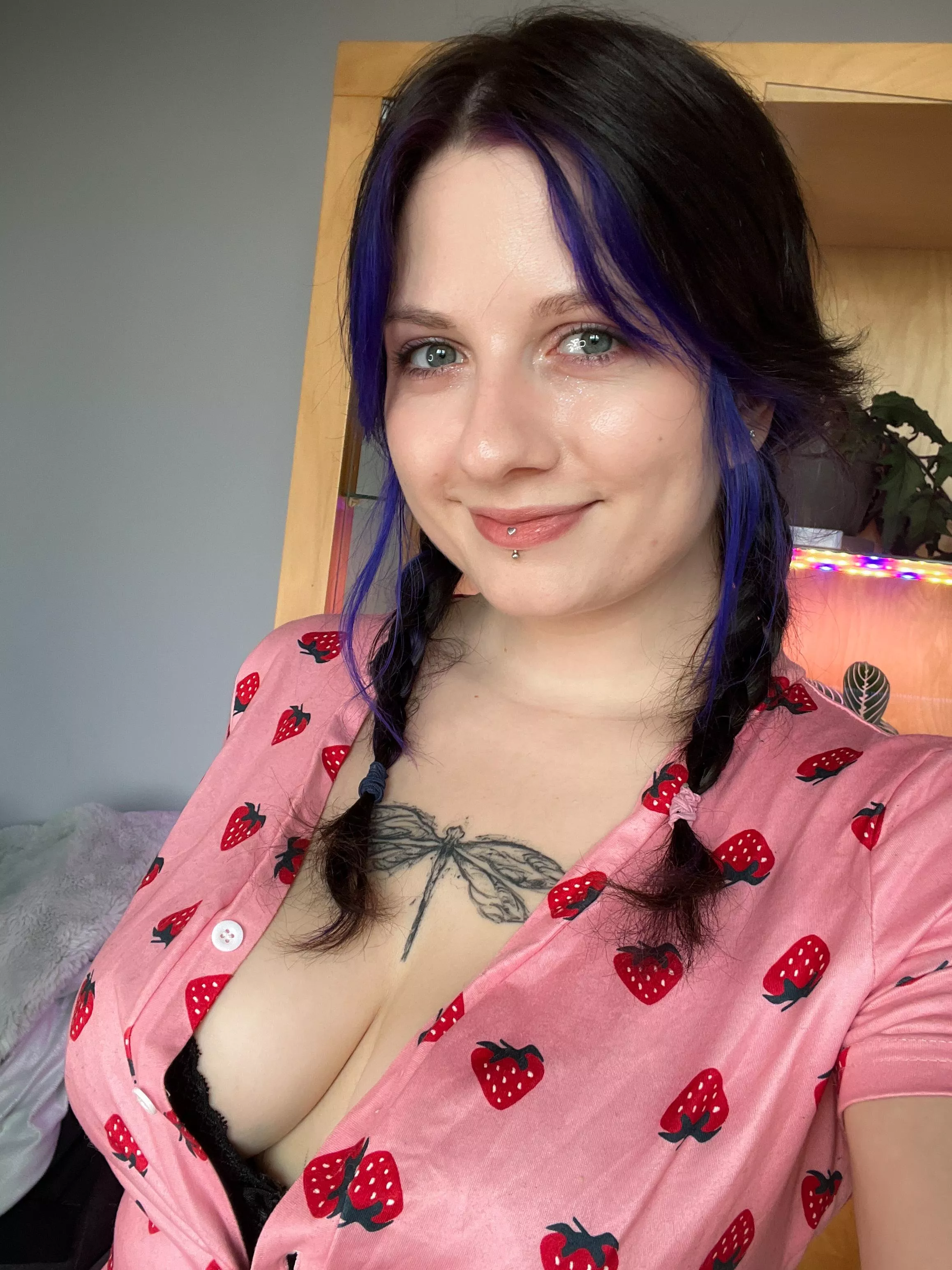 just a strawberry [f] posted by Littlest_Fern