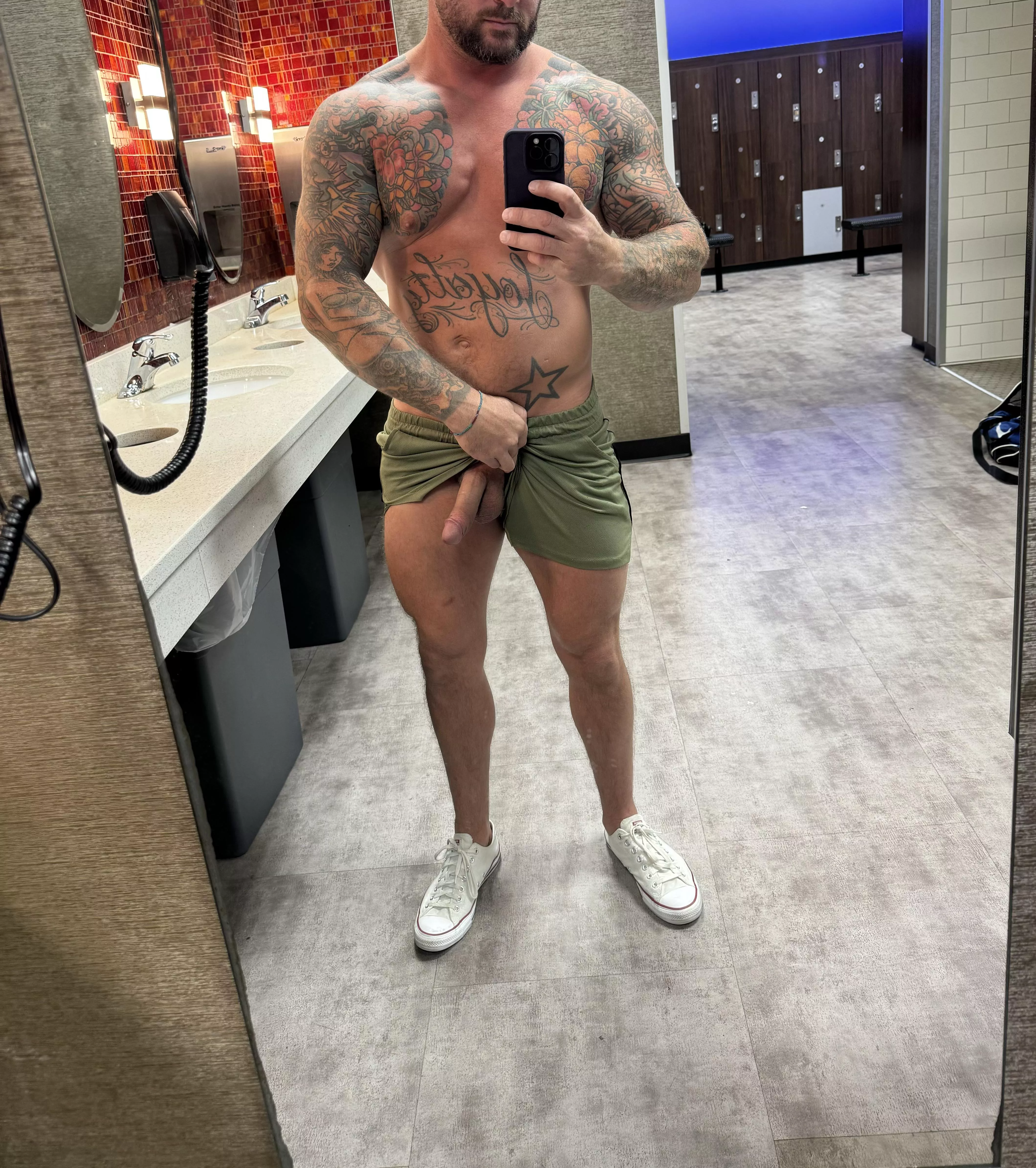 Pre workout…. (40)  posted by Tempsoicanupvote