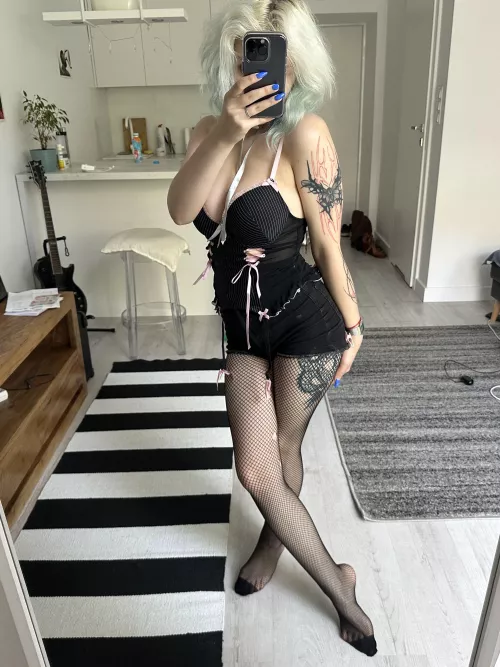 Long legs is always the best decision by ShantiAngel