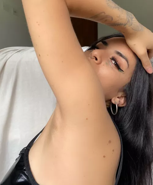 ls there anyone here who smells my armpits after work?  by yourlatingoddess1