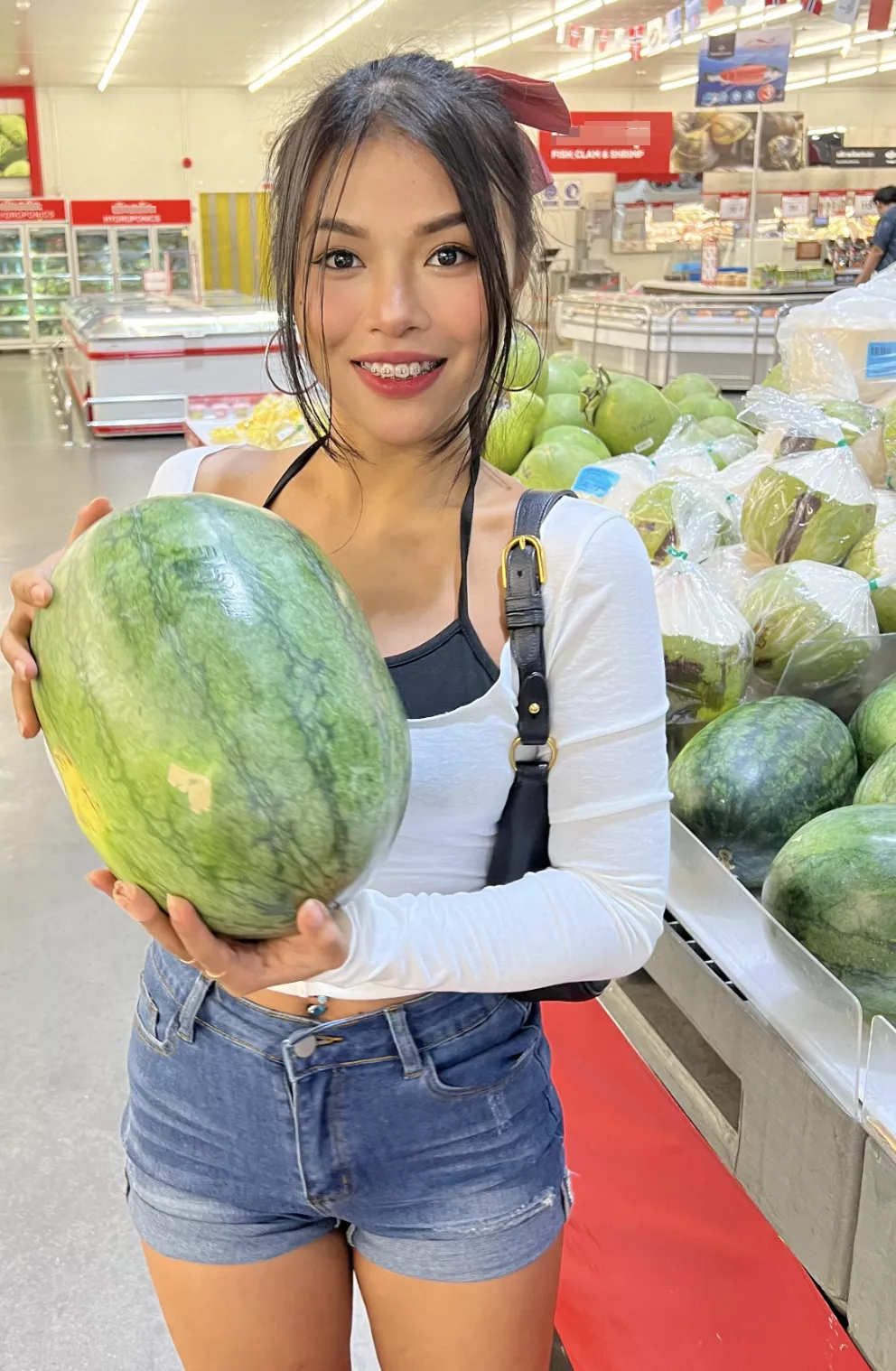 Normally the focus of my content is me, but here is a very sexy watermelon. Get yourself an Asian girl who knows how to pick the right fruit! posted by Ethos_Helia