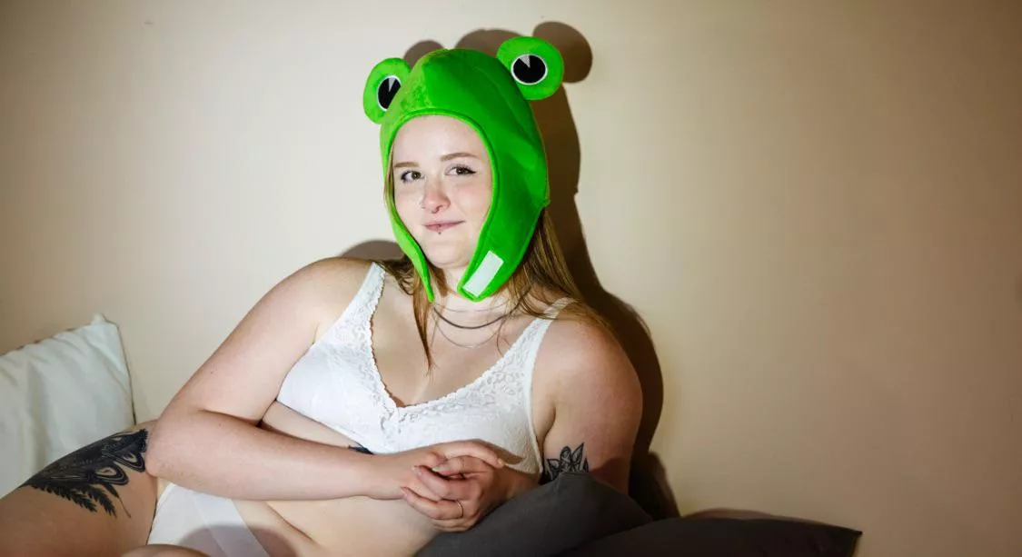 the froggy hat stays on 😤🐸 [Enby] posted by auroraaurealis_