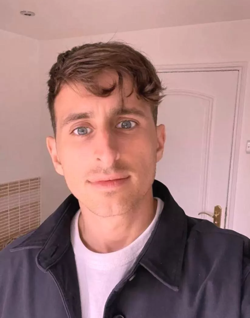 Vacation from work. Want to chill together? 👋🏼 posted by Amara_Osborne479